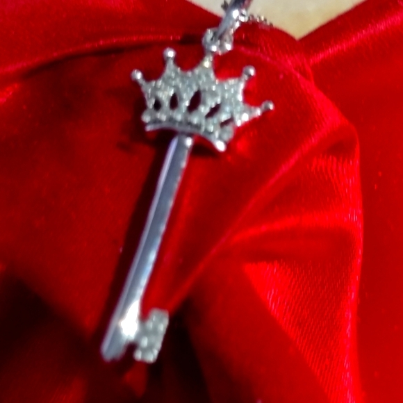 10K Diamond 👑 Crown 🗝️ Pendant Sparkling Diamonds on the 👑 & Key